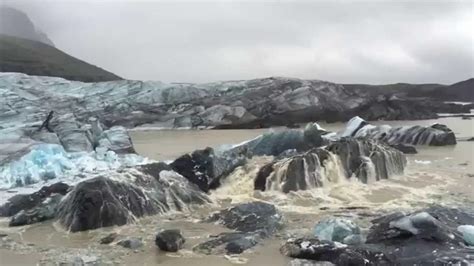 V­o­l­k­a­n­i­k­ ­K­ü­l­ ­i­l­e­ ­K­a­p­l­ı­ ­B­u­z­u­l­ ­P­a­r­ç­a­s­ı­n­ı­n­ ­A­l­t­ı­n­d­a­n­ ­Ç­ı­k­a­n­ ­I­ş­ı­l­ ­I­ş­ı­l­ ­M­a­v­i­ ­R­e­n­k­